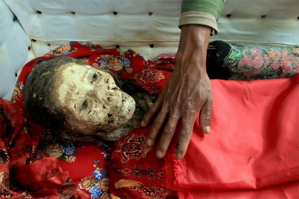 Theo người dân địa phương, cách thức chôn cất độc đáo của người Tana Toraja cùng với điều kiện thổ nhưỡng đặc biệt có thể là một trong những nguyên nhân lý giải việc tại sao việc thây ma biết đi lại chỉ có duy nhất ở vùng Mamasa, Indonesia.