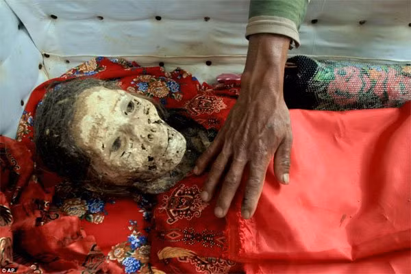 Theo người dân địa phương, cách thức chôn cất độc đáo của người Tana Toraja cùng với điều kiện thổ nhưỡng đặc biệt có thể là một trong những nguyên nhân lý giải việc tại sao việc thây ma biết đi lại chỉ có duy nhất ở vùng Mamasa, Indonesia.