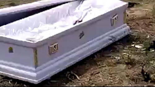 Bí ẩn việc làm cách nào mà phù thủy Toraja có thể khiến những xác chết đi lại và nhận biết được nhà của mình để trở về đến nay vẫn chưa được giải. Lý giải hợp lý nhất là việc các thầy phù thủy đã sử dụng một loại chất độc dạng bột nhằm đưa người chết sống trở lại trong trạng thái vô thức, trong một khoảng thời gian nhất định. Theo đó, loại bột này được cho là chất cực độc đối với người sống do được chiết xuất từ những loài động vật rất độc trong tự nhiên như cá nóc, bọ cạp, nhện độc… Những chất này cũng được cho là tồn tại ở da và nội tạng của con sa giông, cóc, kỳ nhông, bạch tuộc vòng xanh… Khi chất bột này được “thổi” vào những xác chết, nó sẽ kích thích hệ thần kinh đã chết hoạt động trở lại một cách vô thức như một cái máy. Tuy nhiên, thực hư ra sao, có lẽ chỉ những phù thủy người Tana Toraja mới có câu trả lời xác đáng nhất.