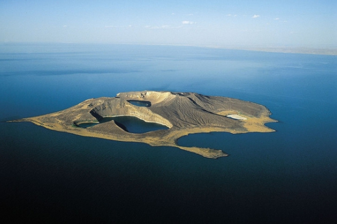 3. Đảo "Miền đất không quay trở lại" Tên của hòn đảo bắt nguồn từ các truyền thuyết cổ xưa kể về những kẻ trốn thoát đã sống ở đây và không về nhà nữa. Ngoài ra còn có nhiều nhóm người biến mất trên đảo. Người Kazakh cho rằng họ bị một con thằn lằn bay từ thời tiền sử bắt đi. Hòn đảo này được chính thức mở cửa vào giữa thế kỷ 19. Đến nay, hòn đảo trở thành một khu bảo tồn.