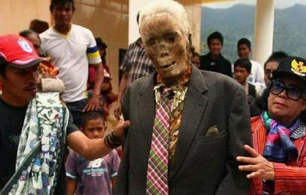 Người chết phải tự thực hiện hành trình trở về nhà, bất chấp quãng đường đó xa hay gần. Sau khi được “làm phép”, xác chết có thể đi lại bình thường. Những thây ma di chuyển một cách cứng nhắc, trông giống như một rô-bốt và khuôn mặt dường như không biểu lộ bất cứ cảm xúc gì. Nếu một ai đó nói chuyện trực tiếp với xác chết, xác chết sẽ ngã xuống và không thể tiếp tục cuộc hành trình trở về nhà nữa. Để hạn chế rủi ro, các thầy phù thủy thường tìm những con đường vắng vẻ, gần như không có người qua lại để các xác chết có thể tự do đi lại mà không bị làm phiền.