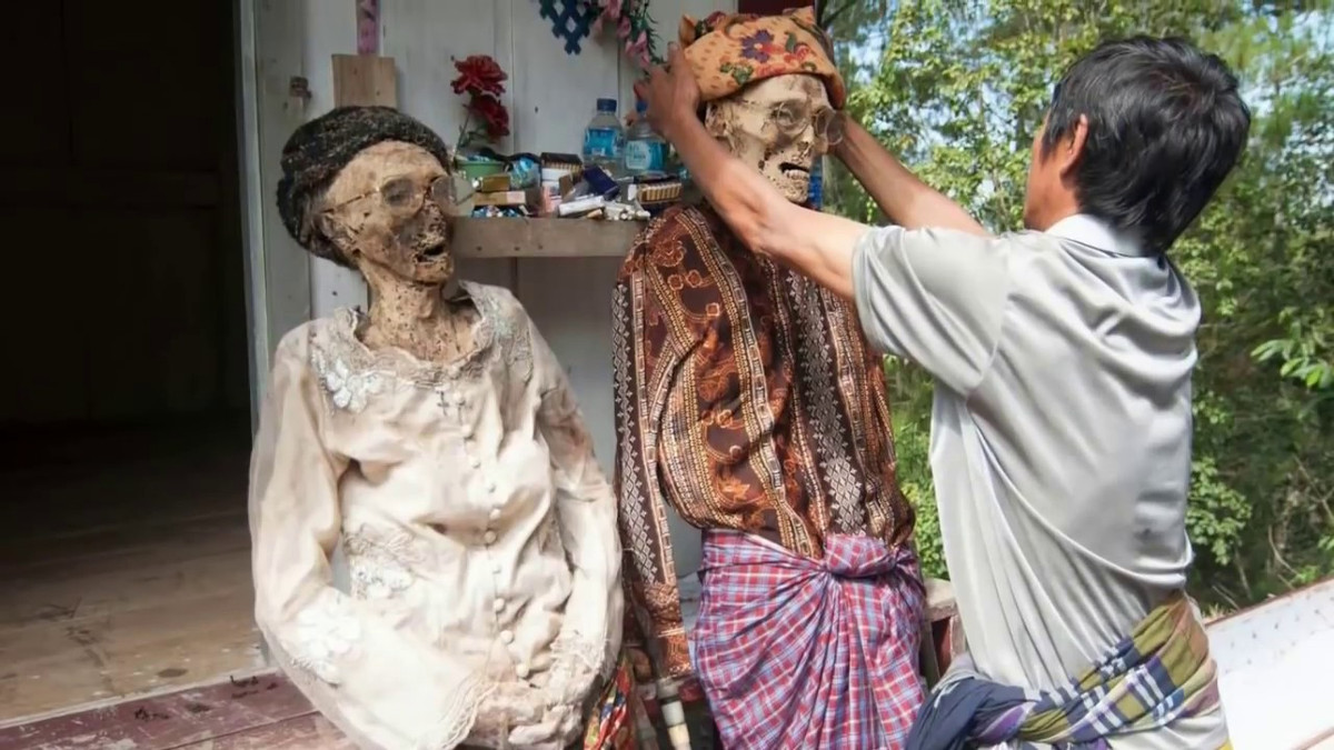 Những xác chết trong quan tài không bị phân hủy mà khô quắt lại như một xác ướp. Nhiều xác chết bước ra khỏi quan tài sau nhiều năm vẫn còn lông mi, lông mày, tóc và khuôn mặt hầu như không bị biến dạng hay thay đổi nhiều. Theo niềm tin của người trong bộ tộc, người chết phải quay trở về ngôi làng nơi anh ta được sinh ra để gặp mặt những người thân.