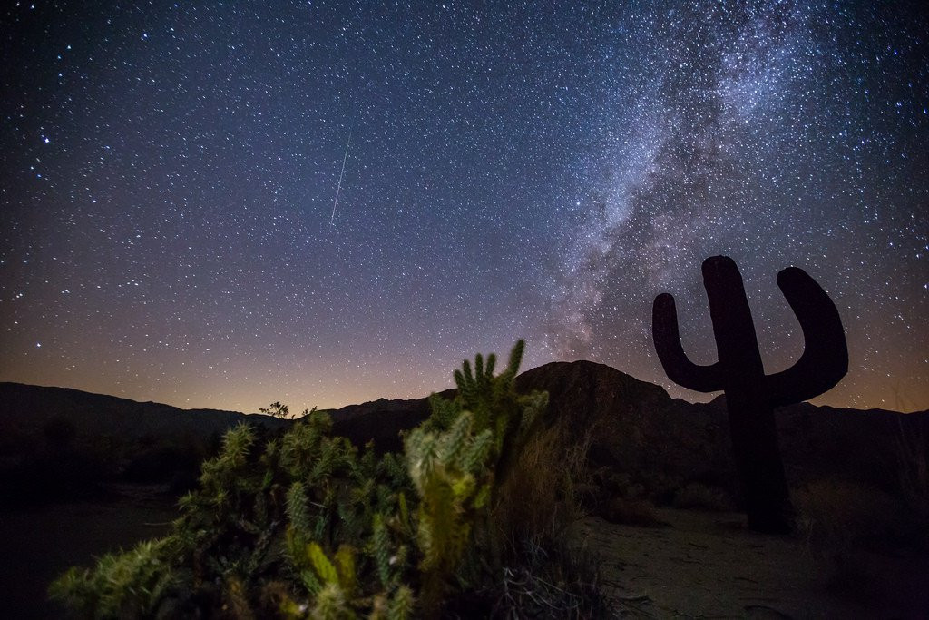 Delta Aquarids là mưa sao băng được gây ra bởi sao chổi 96P Machholz, sao chổi này cắt ngang quỹ đạo Trái Đất và làm rơi rớt bụi khí trên đường đi. Sao băng trên một ngôi nhà cũ ở Northwestern.