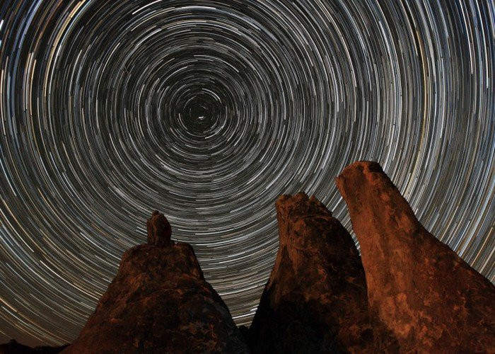 Một sao băng xuất hiện giữa vòng tròn của những ngôi sao. Đây là hình ảnh phơi sáng lâu trong vài giờ, khi Trái Đất tự xoay quanh trục, các ngôi sao sẽ tạo nên những đường tròn đồng tâm với sao Bắc cực. (Ảnh: Steven Christenson).