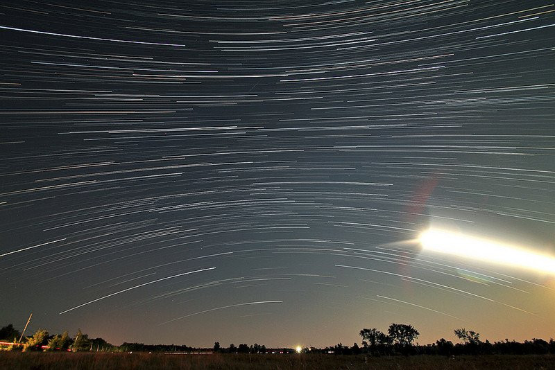 Hình ảnh phơi sáng 2 giờ đồng hồ cho thấy đường đi của những ngôi sao trên bầu trời, cùng với sao băng ở Mỹ. (Ảnh: Matt Molloy).