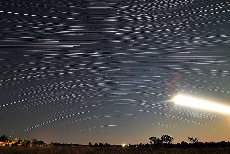 Hình ảnh phơi sáng 2 giờ đồng hồ cho thấy đường đi của những ngôi sao trên bầu trời, cùng với sao băng ở Mỹ. (Ảnh: Matt Molloy).