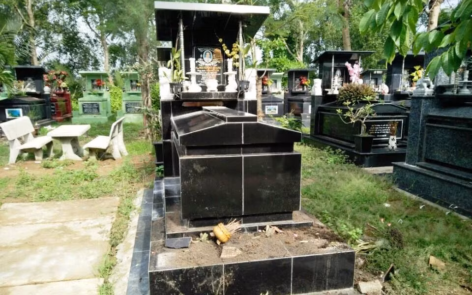 Anh: Hang chuc ngoi mo bi dap pha bi an o Sai Gon