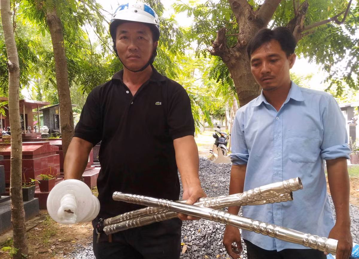 Những thân nhân của người đã khuất có mộ phần bị đâm phá mong muốn cơ quan chức năng sớm tìm ra thủ phạm để xử lý nghiêm trước pháp luật vể hành vi xâm phạm mồ mả.