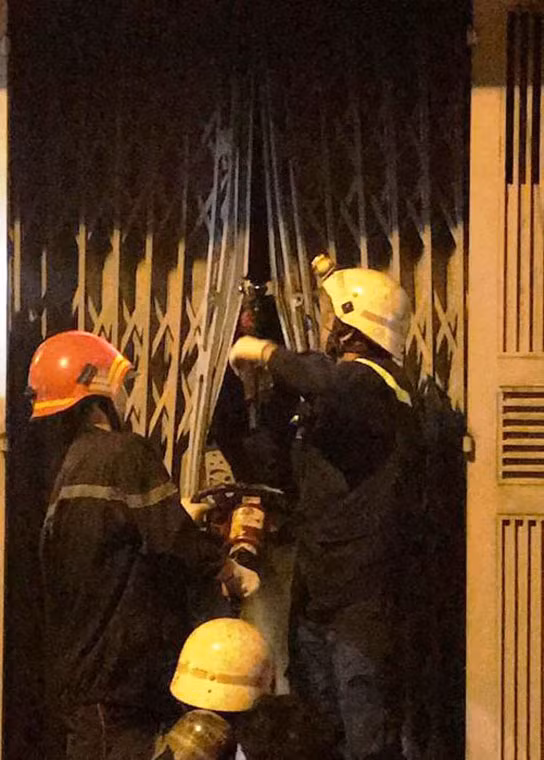 Chỉ trong tích tắc, khói lửa bao trùm cả căn nhà khoá trái cửa bằng nhiều lớp cửa sắt kiên cố. Lực lượng Cảnh sát PCCC quận 11 (Cảnh sát PCCC TP HCM) khi nhận tin đã điều 7 xe chuyên dụng và hàng chục chiến sĩ đến hiện trường. cảnh sát phải dùng kềm cộng lực, máy thuỷ lực...phá cửa để tiếp cận đám cháy.