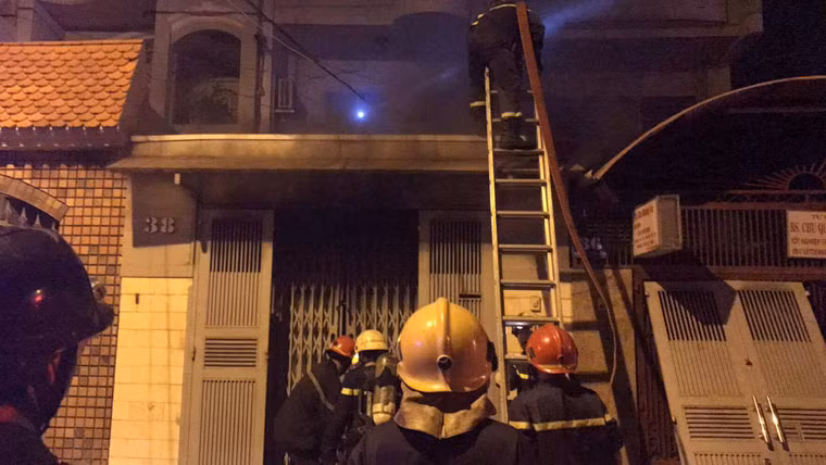 Xác định bên trong căn nhà chìm trong khói lửa có 3 người (2 vợ chồng lớn tuổi và người con trai) đang mắc kẹt, Cảnh sát PCCC đã khẩn trương, nỗ lực tìm mọi hướng để giải cứu các nạn nhân.