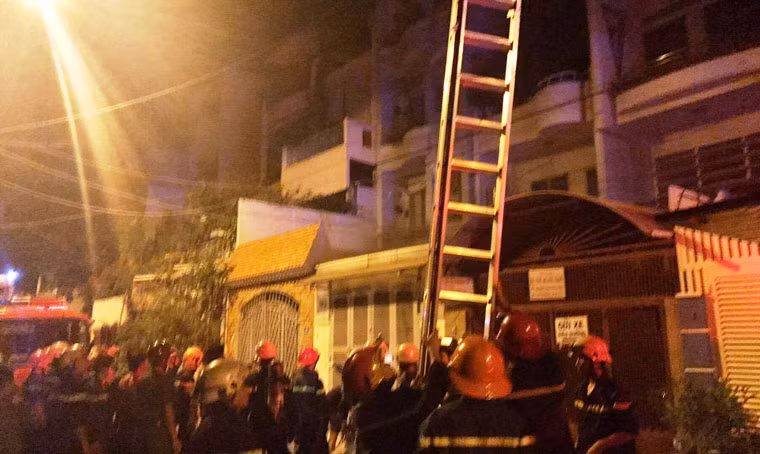 An tuong hinh anh canh sat cuu nhieu nguoi giua dem o Sai Gon