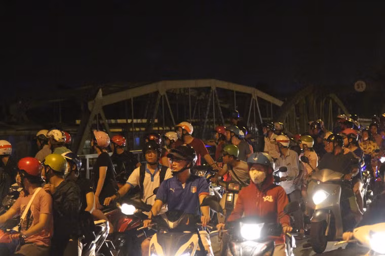 Rất đông người dân TP HCM đã bày tỏ sự hài lòng khi chứng kiến các lực lượng Cảnh sát đã vì hết lòng vì tính mạng của nhân dân.