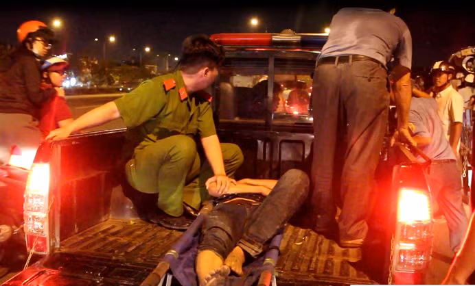 Trước đó khuya ngày 11/5, 1 nam thanh niên trong lúc băng ngang đường tàu, cung đường sắt Bắc Nam (thuộc phường Hiệp Bình Chánh, quận Thủ Đức, TP HCM) thì bị đoàn tàu hoả ầm ầm lao tới, hất văng nạn nhân hơn 10m.