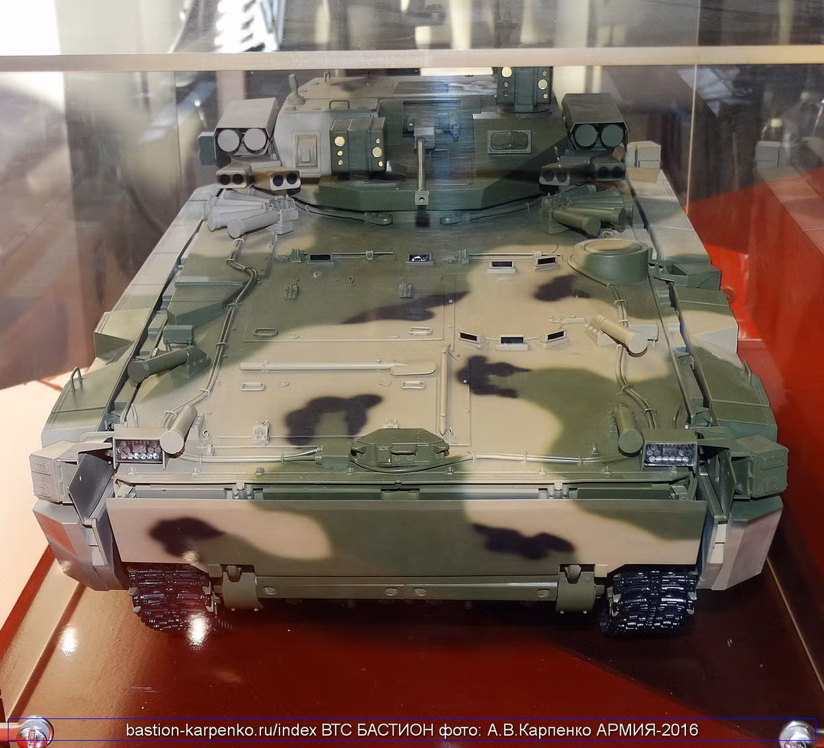 Đáng ngạc nhiên, bố trí hỏa lực của BMP Kurganets-25 khác xa với họ BMP-1/2/3 khi tháp pháo đặt ở sát đuôi thay vì trung tâm xe tăng. Nguồn ảnh: Bastion