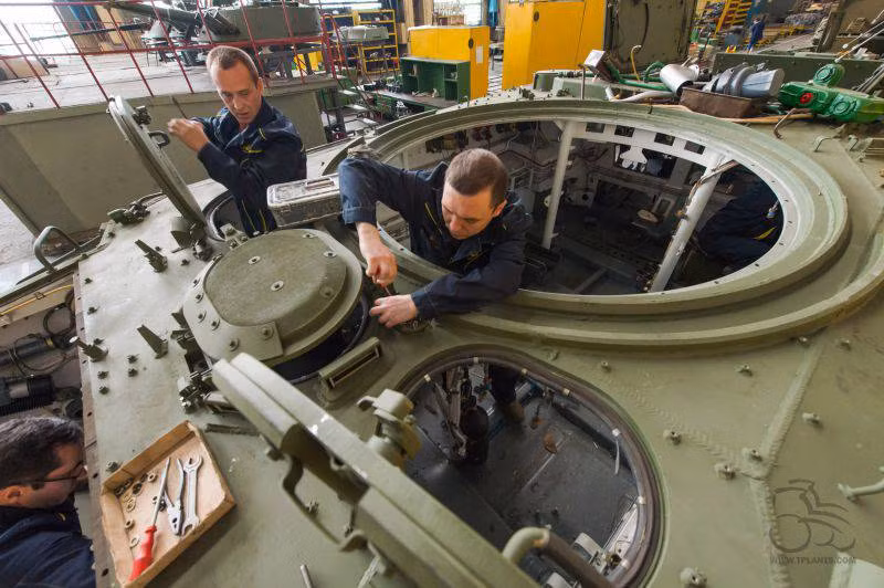 Lớp áo giáp mạnh mẽ, theo các chuyên gia, sẽ cho phép xe hoạt động hiệu quả dưới làn hỏa lực dày đặc khi phải đối mặt với bức tường lửa từ hỏa lục pháo binh bắn cấp tập trên chiến trường và các mạnh đạn pháo. Tuy nhiên, Kurganets-25 bảo vệ hiệu lực lượng bộ binh cơ giới khỏi hỏa lực vô định. Nguồn ảnh: Topwar