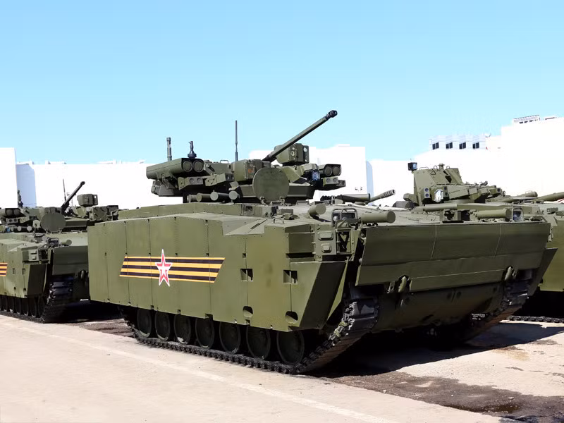 Đặc biệt với một chiều cao của xe có thể được điều chỉnh thay đổi trong khoảng 100-500 mm nhờ hệ thống điều chỉnh đặc biệt. Về khả năng việt dã, Kurganets được trang bị hệ thống treo thủy lực cho phép giảm tình trạng quá tải, mệt mỏi của binh lính khi di chuyển trên địa hình gồ ghề. Nguồn ảnh: Arms-expo