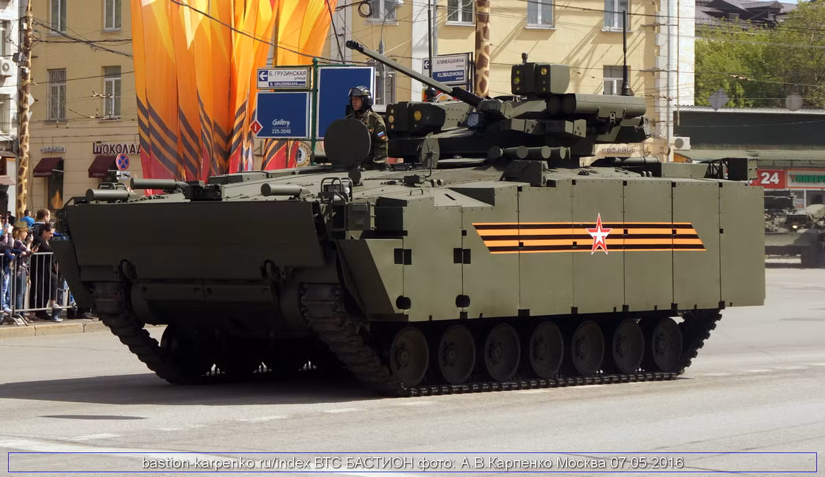 Trong khoan chứa quân của Kurganets tất cả các ghế ngồi được trang bị dây bảo hiểm đa điểm cùng cơ cấu giảm sóc cũng như giảm tải khi vượt qua cá bãi mìn. Với nền tảng đa năng mới này, xe có thể dễ dàng chuyển đổi từ xe chiến đấu bộ binh (BMP) sang xe thiết giáp chở quân (BTR) dễ dàng. Nguồn ảnh: Bastion