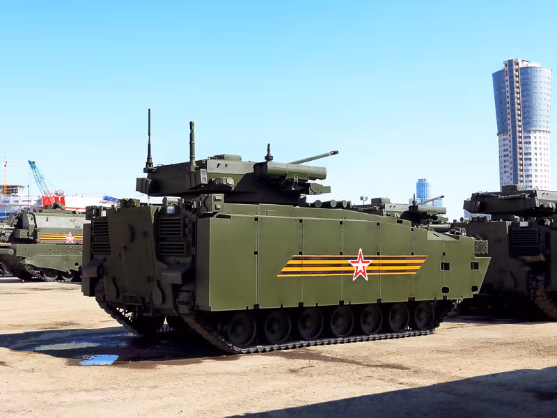 Tính năng của chiếc xe bọc thép đời mới khác biệt với các loại trước đó không chỉ về trọng lượng, mà còn cả chiều cao - 2.365 mm (ngang nóc của tòa nhà) và 3.020 mm (với hệ thống vũ khí). Theo thông số này Kurganets-25 bây giờ đã gần hơn với các loại BMP của phương Tây. Nguồn ảnh: Arms-expo