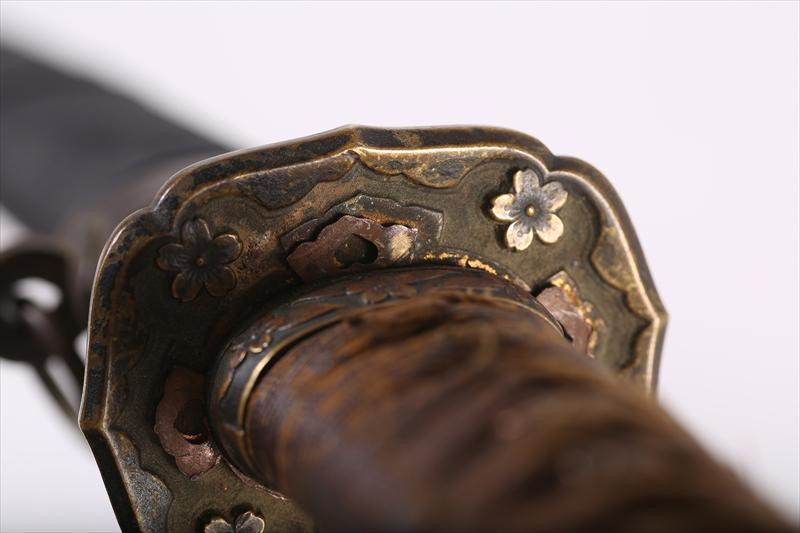 Phần chuôi của thanh kiếm Gunto được làm rất tinh xảo, thanh kiếm này được sản xuất hoàn toàn bằng tay bởi các thợ rèn tay nghề cao, có truyền thống hành nghề lâu đời ở Nhật. Độ sắc của thanh kiếm phụ thuộc vào cách sử dụng và bảo quản, có những thước phim tư liệu cho thấy thanh kiếm Nhật có thể chặt đầu tù binh một cách gọt lịm chỉ với một nhát kiếm nhẹ nhàng. Nguồn ảnh: Igavel.