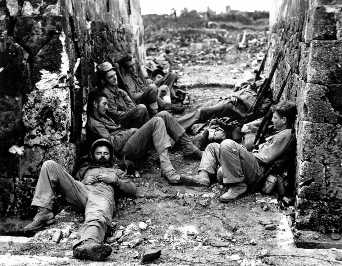 Bất cứ nơi nào người lính cảm thấy an toàn họ đều có thể lăn ra ngủ ngay lập tức, bất kể đó là khi ngồi bó gối hay nằm đè lên nhau. Nguồn ảnh: Pinterest.