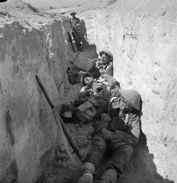 Khi một viên đạn pháo hay đạn cối dội trúng chiến hào thì dù có thức hay ngủ người lính cũng không thể... né nổi, thế thì tội gì không đánh một giấc đã đời để tiết kiệm sức lực. Nguồn ảnh: Histomil.