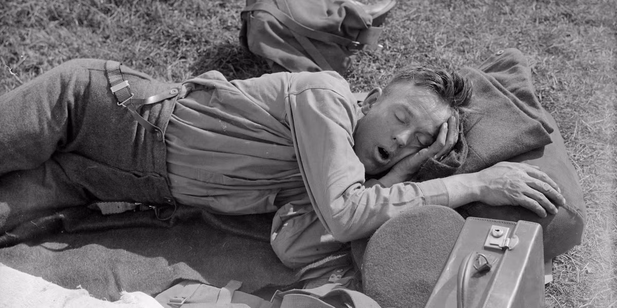 Một giấc ngủ đủ lâu sẽ giúp họ tỉnh táo tinh thần để có sức tiếp tục chiến đấu với kẻ thù trong một cuộc chiến ác liệt và dai dẳng. Nguồn ảnh: Huffington.