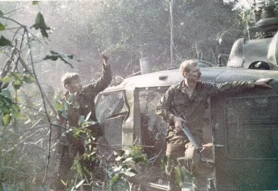 Hai binh lính Mỹ bầm dập sau cú rơi máy bay đang chờ được lực lượng mặt đất tiếp cận và giải cứu. Chiến thuật sử dụng máy Không quân của Mỹ trong chiến tranh Việt Nam đã được cải thiện rất nhiều và với những "bài học xương máu" trên chiến trường Việt Nam, Mỹ đã thay đổi rất nhiều các chiến thuật không quân của mình sau nay. Nguồn ảnh: Pinterest.