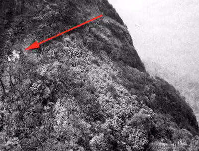 Một chiếc máy bay trinh sát loại O-2 của Mỹ bị rơi ở khu vực Lào. Khi máy bay bị hạ, các phi công Mỹ sẽ có các lựa chọn hoặc là cố bay ra biển Đông rồi nhảy dù, hoặc bay sang Lào, nơi có lực lượng phỉ Vàng Pao do CIA hậu thuẫn để tìm sự trợ giúp. Rất nhiều phi công Mỹ đã thiệt mạng một cách oan uổng khi cố điều khiển chiếc máy bay đang rơi bay đến các "vùng an toàn" này. Nguồn ảnh: Pround.