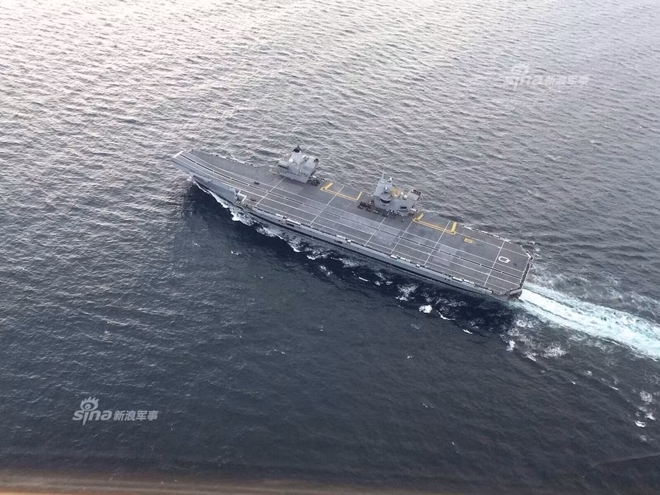 Tàu đầu tiên mang tên HMS Queen Elizabeth đã được bàn giao cho Hải quân Hoàng gia Anh trong năm nay và đang được tiến hành các thử nghiệm trên biển. Khi hai tàu sân bay này đi vào hoạt động chính thức, sức mạnh của Hải quân Hoàng gia Anh sẽ nâng lên một tầm cao mới kể từ sau Chiến tranh Lạnh. Ảnh: Sina.