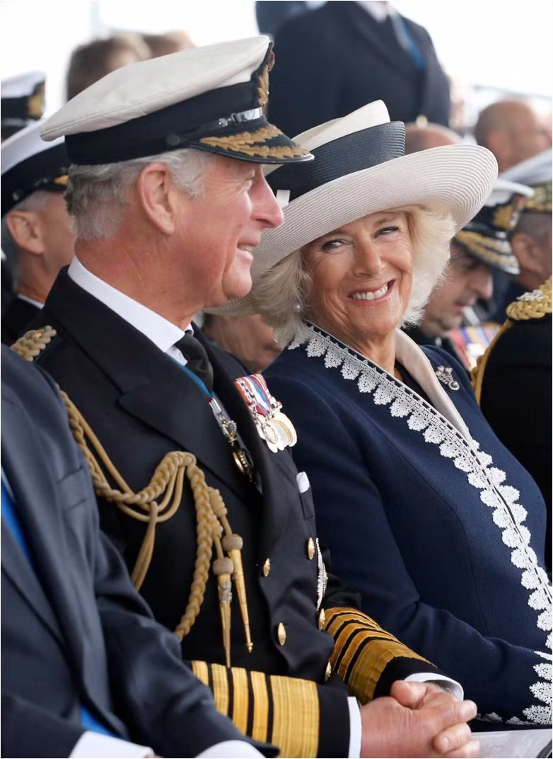 Tàu sân bay này được đặt tên theo tước hiệu của Thái tử Charles, trưởng nam của Nữ hoàng Elizabeth II và được bảo trợ bởi Nữ Công tước Rothesay. Trong buổi lễ hôm 8/9 Nữ Công tước Rothesay còn đập vỡ chai rượu whisky Laphroaig 10 năm tuổi vào mũi tàu sân bay R09 nhằm đánh dấu sự kiện trọng đại này, trong khi ban nhạc Royal Marines chơi bản nhạc truyền thống của Hải quân Hoàng gia Anh. Ảnh: Sina.