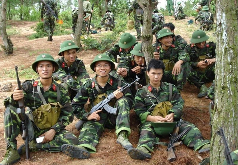 Theo định nghĩa phân loại của Liên Xô và Nga thì AK-47 lại được xếp vào hạng "súng trường tấn công". Theo đó, súng trường tấn công có các đặc điểm tương đương với súng trung liên nhưng có trọng lượng nhẹ hơn, lượng đạn dự trữ ít và tốc độ bắn chậm hơn. Nguồn ảnh: Baomoi.
