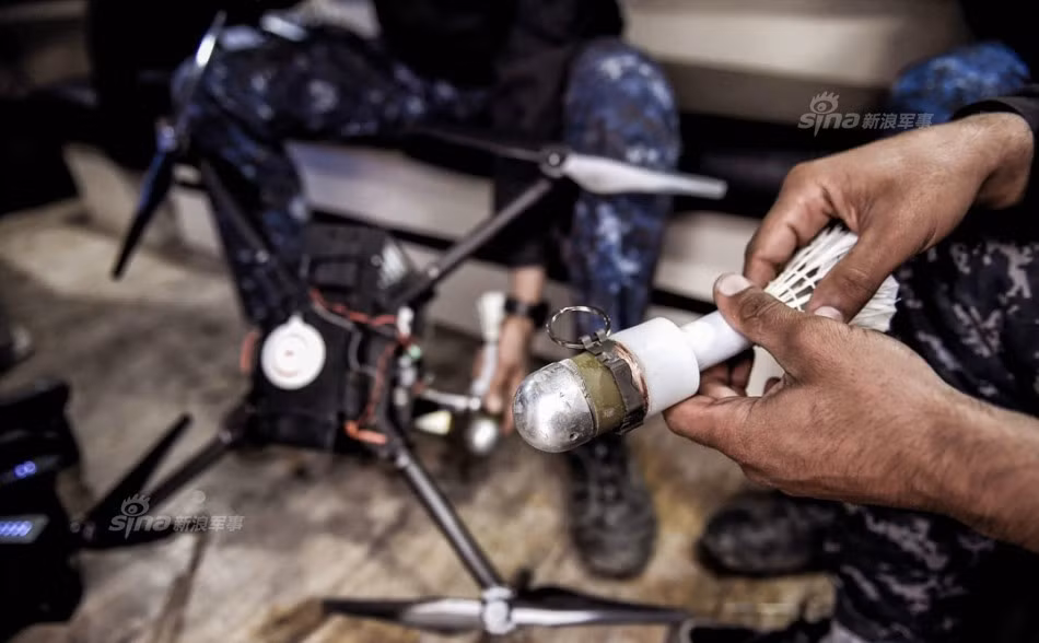 Trọng tải lớn hơn đồng nghĩa với việc những quả "bom" tự chế được gắn trên chiếc máy bay không người lái này sẽ có thể được gắn thêm các bộ phận điều khiển khí động học để tăng cường độ chính xác. Nguồn ảnh: Sina.