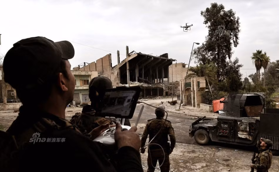 Người điều khiển có thể điều khiển máy bay thông qua một màn hình trên tay cầm. Nguồn ảnh: Sina.