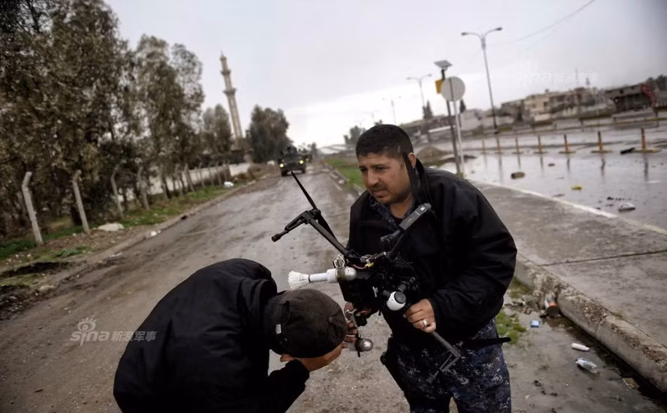 Các máy bay không người lái này cũng có kích thước quá nhỏ và phát ra tiếng ồn bé, chính vì vậy việc phát hiện ra chúng là cực kỳ khó khăn, các loại radar thông thường khó có thể quét được các máy bay không người lái này. Nguồn ảnh: Sina.