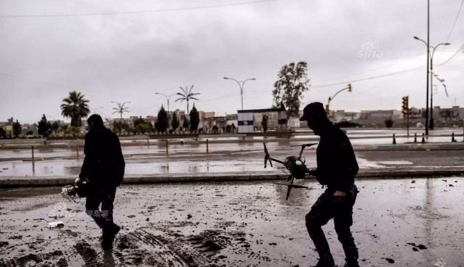 Ngoài tính năng không kích đối phương, những chiếc máy bay không người lái cỡ nhỏ này còn có khả năng trinh sát, theo dõi đối phương trong các thành phố vốn rất rộng và nhiều ngõ ngách. Nguồn ảnh: Sina.