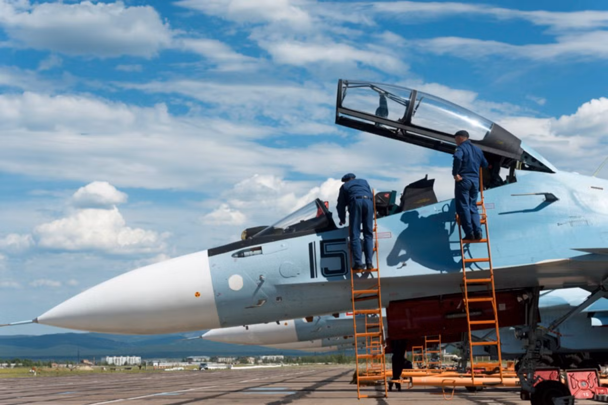 Bài đánh giá sơ bộ này giữa Su-30SM và F-15E, là một màn tái đấu nhỏ giữa hai mẫu tiêm kích huyền thoại Su-27 (tiền thân của Su-30SM) và F-15 (nguyên mẫu của F-15E). Cả hai đều là kỳ phùng địch thủ của nhau trong suốt Chiến tranh Lạnh cho đến tận ngày này. Nguồn ảnh: BI.