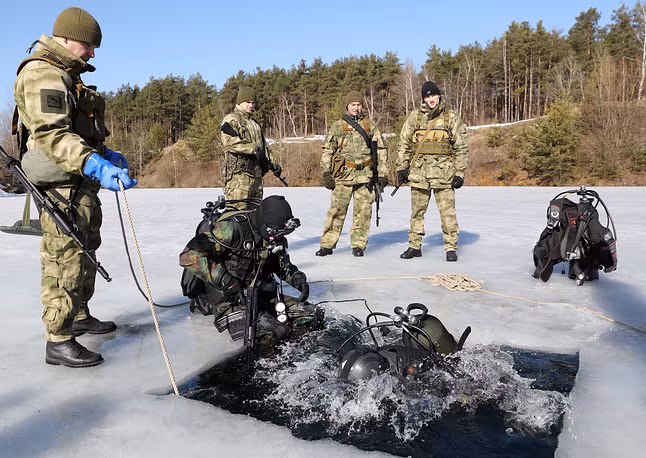 Lực lượng Vệ binh Quốc gia Nga có đủ dụng cụ và trang bị để tiếp cận mục tiêu ở bất cứ đâu, kể cả ở... dưới nước. Nguồn ảnh: Tass.