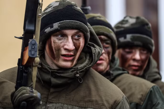 Mặc dù có cơ cấu tổ chức và cách thức hoạt động như một lực lượng trong Quân đội Nga nhưng lực lượng Vệ binh Quốc gia Nga còn có thể thực hiện các quyền của lực lượng cảnh sát, an ninh bao gồm các hành vi bắt giữ đối tượng tình nghi bên trong lãnh thổ nước Nga, tạm giam và tra khảo lấy cung đối tượng. Nguồn ảnh: Tass.