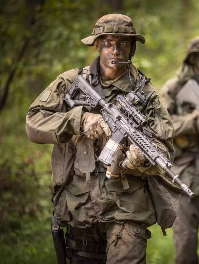 Súng có trọng lượng 4,2kg, sử dụng băng đạn bằng polymer tổng hợp có thể dễ dàng quan sát lượng đạn hiện còn lại trong băng. Súng có băng đạn 30 viên cỡ 5,56 x 4 mm. Nguồn ảnh: Ottawa Citizen