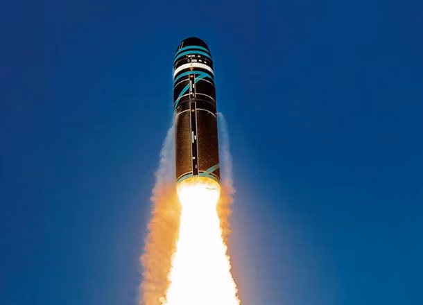 Pháp là một trong những nước có tiềm lực hạt nhân cực kỳ đáng sợ, họ cũng là một trong số ít các quốc gia có tên lửa đạn đạo hạt nhân phóng đi từ tàu ngầm. Đó chính là M51 - loại tên lửa đạn đạo hạt nhân chủ lực của Hải quân Pháp, sở hữu sức mạnh tấn công khủng khiếp thuộc hàng top hành tinh. Nguồn ảnh: thenortheasttoday