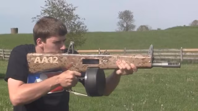 Shotgun - Dòng súng uy lực với kích cỡ đạn lớn có thể đạn đặc hoặc đạn chùm, chuyên dùng để tiêu diệt những mục tiêu tầm gần, hoặc cần có sức công phá lớn. Tuy nhiên điểm yếu cố hữu của dòng súng này là tốc độ bắn khá chậm do phải lên đạn từng viên một. Dẫu vậy, với sự ra đời của súng shotgun AA12 đã phá tan điểm yếu cố hữu này. Nguồn ảnh: Coub