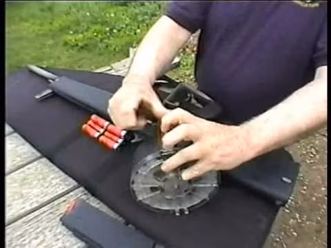 Việc nạp đạn cho súng cũng khá dễ dàng tương tự như khi nạp đạn vào băng của các loại súng trường tấn công khác. Nguồn ảnh: YouTube