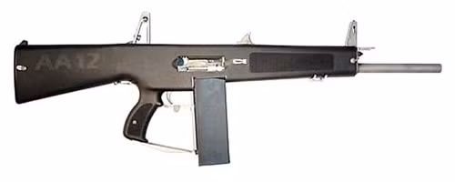 Khác hẳn với các loại súng shotgun trước đây vốn chỉ mang từ 4 đến 8 viên đạn, AA12 có thể sử dụng băng đạn thẳng 8 viên và đặc biệt khi sử dụng băng đạn trống, cơ số đạn mang lên tới 32 viên, nhiều hơn 2 viên so với đa số các băng đạn súng trường hiện nay vốn chỉ có 30 viên. Nguồn ảnh: Pinterest