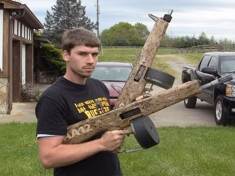 Với những tính năng hiệu quả trong tác chiến tầm gần, thiết kế thẩm mỹ, cùng độ tin cậy cao, một số phiên bản còn lắp chụp bù giật để hấp thụ lực giật khi bắn cũng như sử dụng được nhiều loại đạn khác nhau. AA12 xứng đáng là dòng ông vua trong dòng shotgun hiện nay. Nguồn ảnh: YouTube