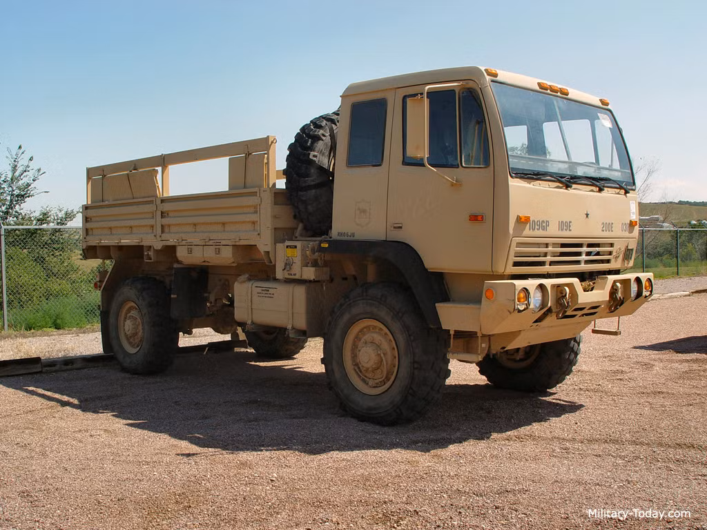  2. M1078 và M1083, Mỹ. Đây là dòng xe tải quân sự đa dụng do công ty Stewart &amp; Stevenson chế tạo theo hợp đồng với quân đội Mỹ vào năm 1991, đưa vào sử dụng từ năm 1996. Xe được chế tạo với 2 cấu hình, M1078 (ảnh) 4x4 bánh, tải trọng 2,27 tấn off-road. Ảnh: Military Today