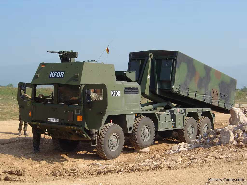 Xe nổi bật với thiết kế hầm hố, cấu hình 8x8 bánh, tải trọng 14-16 tấn off-road. MAN SX có ca bin bọc thép với khả năng chống đạn súng máy cá nhân. Nóc cabin có thể lắp thêm vũ khí để tự vệ. Xe được trang bị động cơ công suất 440 mã lực, tốc độ tối đa 90 km/h, dự trữ hành trình 750 km. Ảnh: Military Today