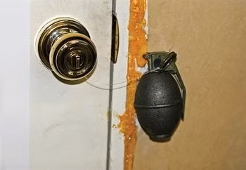 Các loại bẫy có muôn hình vạn trạng tùy thuộc vào trí tưởng tượng của người đặt bẫy. Vậy nên các sỹ quan chỉ huy của quân Đồng Minh cũng chỉ biết dặn lính của mình "Hãy cẩn thận" chứ không thể tránh hoàn toàn được các loại bẫy sáng tạo này. Nguồn ảnh: Tropes.