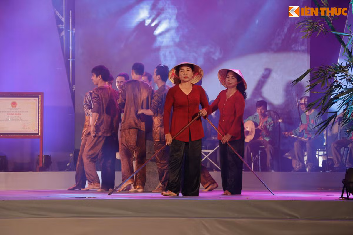 Việc Hò khoan Lệ Thủy được công nhận Di sản văn hóa phi vật thể quốc gia là cơ sở quan trọng để gìn giữ và phát triển làn điệu dân ca độc đáo gắn liền với cuộc sống của cư dân sông nước Kiến Giang. Ảnh: Quốc Minh.