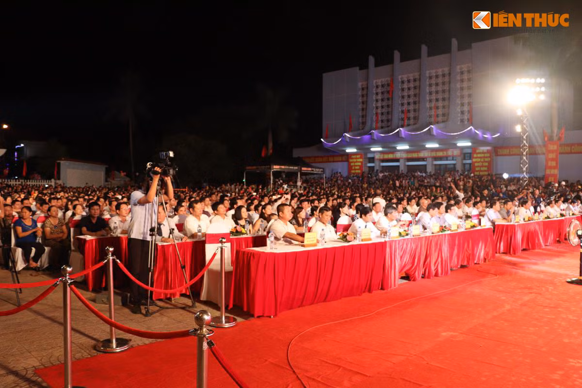 Khoảng sân rộng trước Nhà văn hóa huyện Lệ Thủy không còn một chỗ trống, hàng nghìn người dân địa phương đã đến để chứng kiến giây phút Hò khoan Lệ Thủy được vinh danh Di sản văn hóa quốc gia. Ảnh: Quốc Minh.