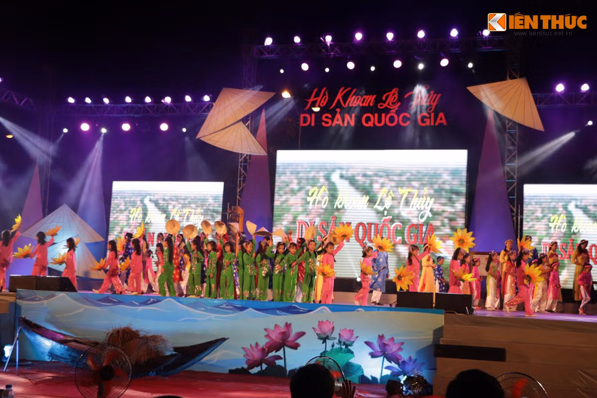 Giai điệu của Hò khoan Lệ Thủy thuần túy lối nói, lối hát của địa phương. Do có tính ứng khẩu và phục vụ kịp thời nên giai điệu hò khoan tương đối đơn giản (giai điệu hóa tiếng nói), không phân tiết nhịp, chú trọng chủ yếu các vế xô: mạnh, chắc, khỏe, thúc đẩy. Ảnh: Quốc Minh.